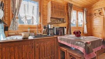 Frigorífico, microondas, placa de cocina y cafetera o tetera