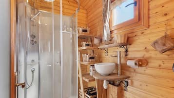 Douche, séchoir à cheveux, serviettes fournies