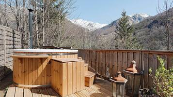 Bañera de hidromasaje al aire libre