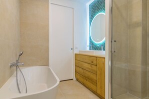 Comfort-Apartment, Stadtblick | Badezimmer