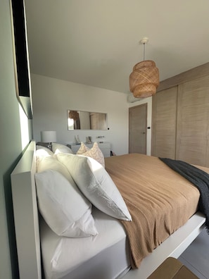 1 slaapkamer, een kluis op de kamer, een strijkplank/strijkijzer