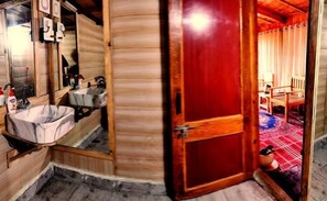 Classic Quadruple Room, Balcony | Bathroom