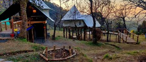 Comfort tent, balkon, uitzicht op resort | Terras