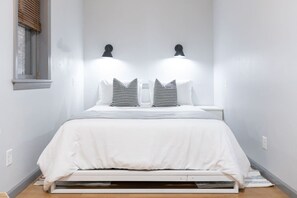 2 habitaciones, escritorio y tabla de planchar con plancha 