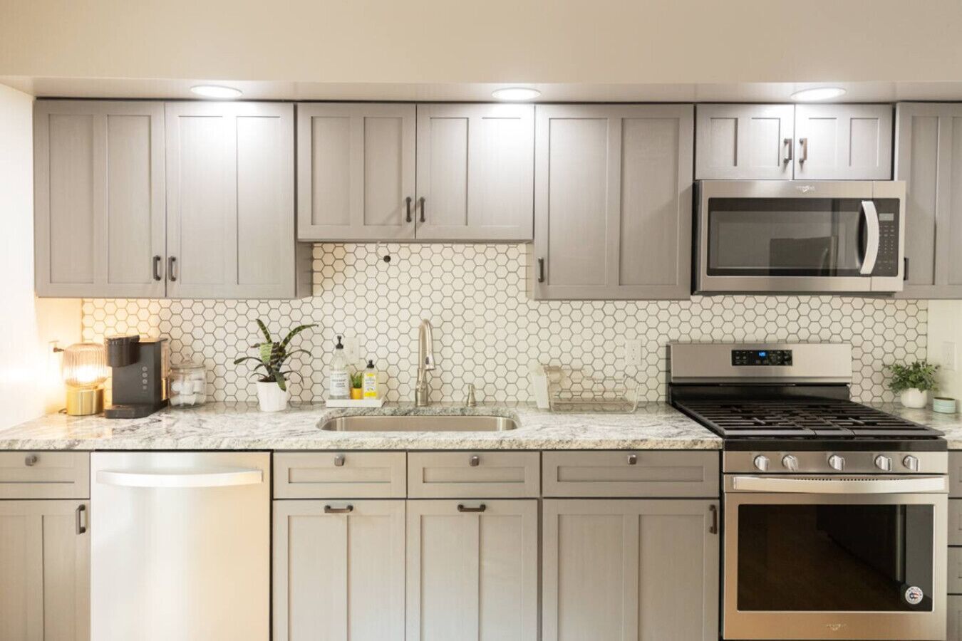 Réfrigérateur, four à micro-ondes, un four, surface de cuisson