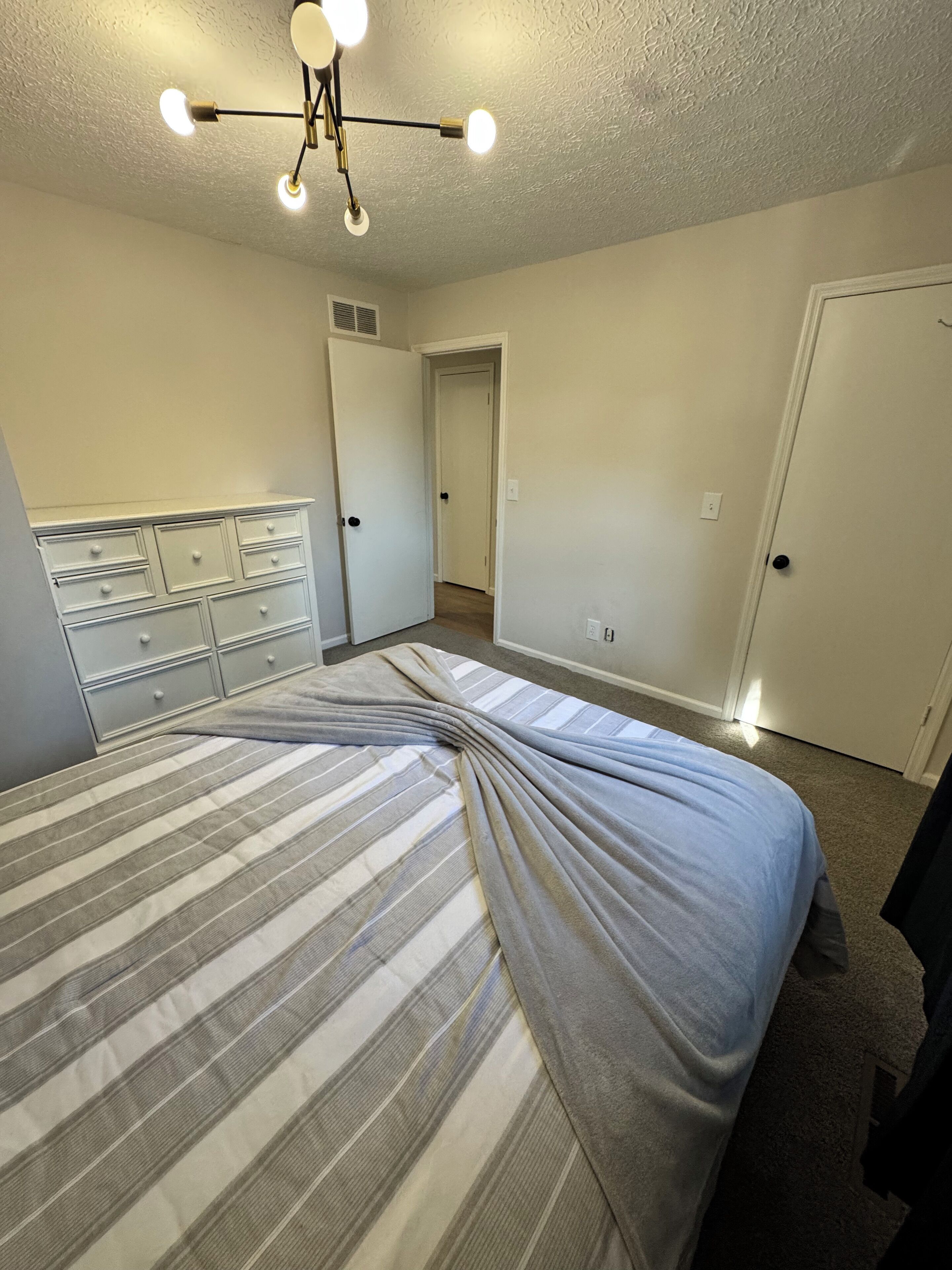 3 chambres, fer et planche à repasser, Wi-Fi gratuit, draps fournis