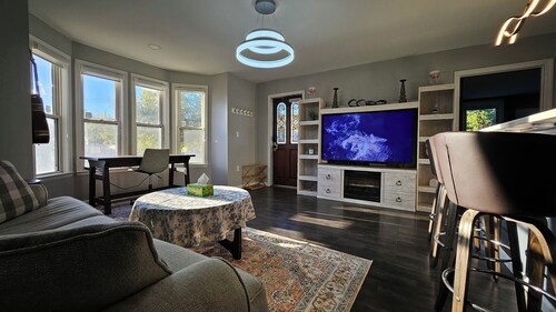 Stylish and Cozy Apartment Near Downtown Hartford