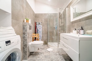 Articles de toilette (gratuits), séchoir à cheveux, serviettes fournies
