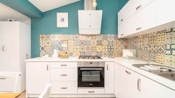 Jääkaappi, uuni, liesi, astianpesukone