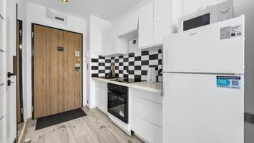 Kylskåp, mikrovågsugn, ugn och spishäll