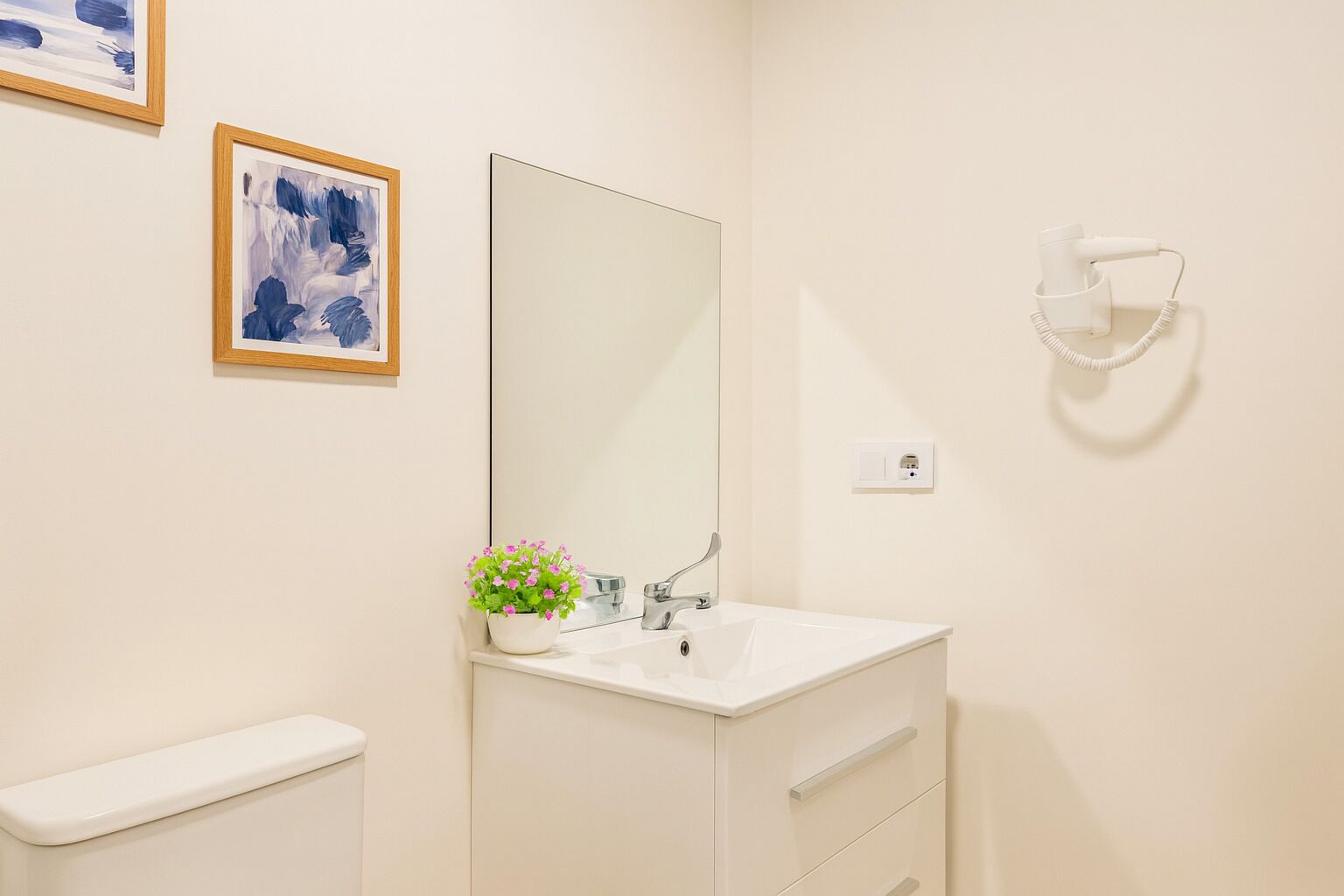 Ducha, secador de pelo, toallas y jabón