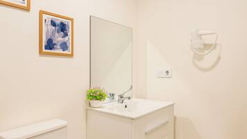 Een douche, een haardroger, handdoeken, zeep