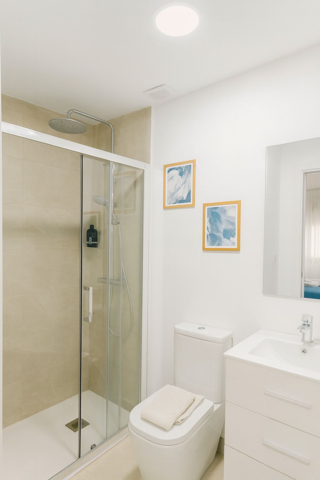 Een douche, een haardroger, handdoeken, zeep