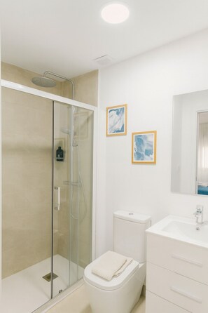 Douche, sèche-cheveux, serviettes fournies, savon