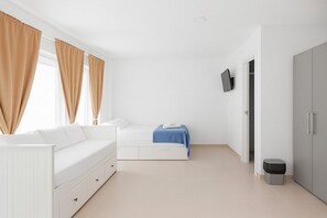 1 chambre, fer et planche à repasser, accès Internet, draps fournis