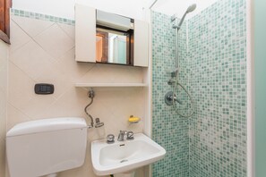 Een douche, gratis toiletartikelen, een haardroger, handdoeken