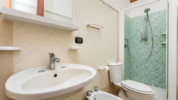 Dusj, toalettartikler (inkludert), hårføner og håndklær