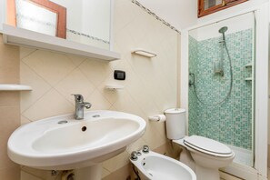 Shower, free toiletries, hair dryer, towels - Apartment 'A Casa Mia' with Mountain View, Private Terrace and Air Conditioning (Riposto)