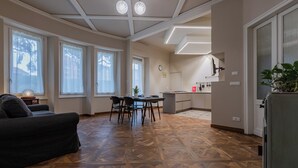 Un apartamento moderno con comedor, cocina y sala de estar.