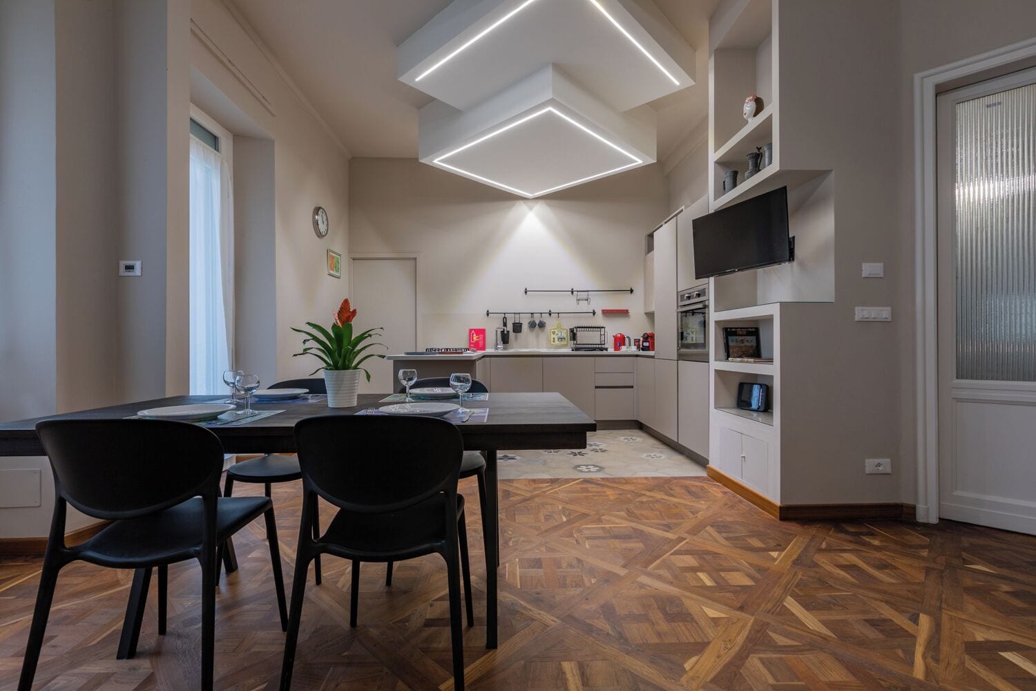 Apartamento, 2 quartos, varanda | Área de estar | TV 30 polegadas com canais via satélite