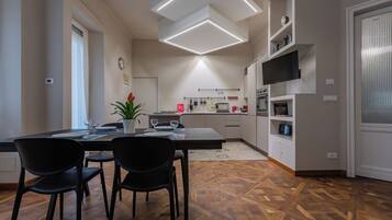 Apartemen, 2 kamar tidur, patio | Area keluarga | Televisi 30-inci dengan saluran TV satelit