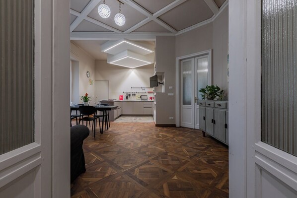 Apartment, 2 Schlafzimmer, Terrasse | Wohnbereich | 30-Zoll-Fernseher mit Satellitenempfang