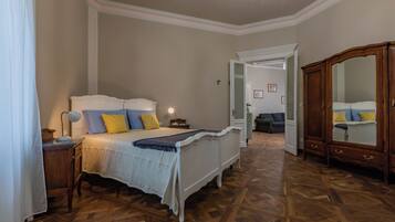 Apartemen, 2 kamar tidur, patio | Setrika/meja setrika dan Wi-Fi gratis