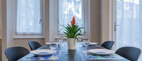 Appartement, 2 chambres, patio | Aire de séjour | Téléviseur de 30 po avec télévision par satellite