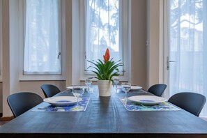 Apartment, 2 Schlafzimmer, Terrasse | Wohnbereich | 30-Zoll-Fernseher mit Satellitenempfang