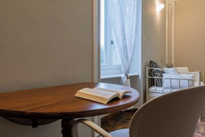 Apartment, 2 Schlafzimmer, Terrasse | Bügeleisen/Bügelbrett, kostenloses WLAN