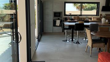 Een koelkast, een microgolfoven, een oven, een kookplaat