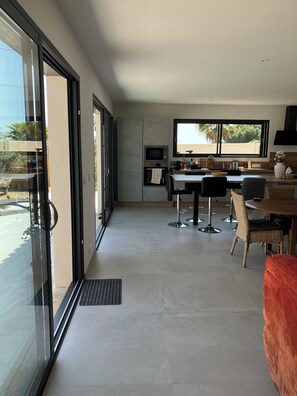 ثلاجة، ميكروويف، فرن، موقد طهي مسطح