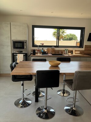 Réfrigérateur, four à micro-ondes, un four, surface de cuisson