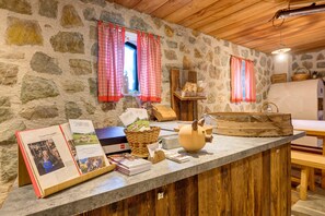 Interior - Apartment 'Stampferhof Kathrein' with Mountain View, Shared Terrace and Wi-Fi (Völs am Schlern)