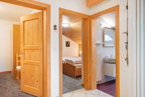WiFi, bed sheets - Apartment 'Stampferhof Kathrein' with Mountain View, Shared Terrace and Wi-Fi (Völs am Schlern)