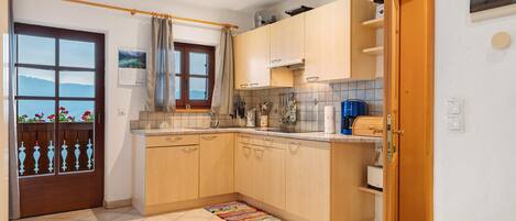 Jääkaappi, liesi, kahvin-/teenkeitin, vedenkeitin