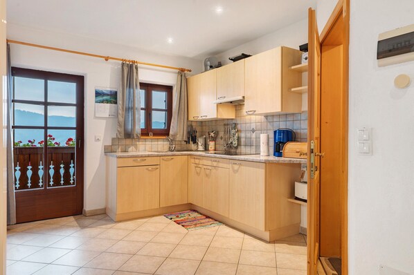 Kühlschrank, Herdplatte, Wasserkocher mit Kaffee-/Teezubehör