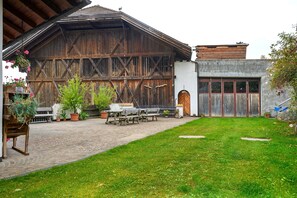 Outdoor dining - Apartment 'Stampferhof Aicha' with Mountain View, Shared Terrace and Wi-Fi (Völs am Schlern)