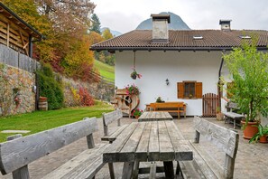 Outdoor dining - Apartment 'Stampferhof Aicha' with Mountain View, Shared Terrace and Wi-Fi (Völs am Schlern)