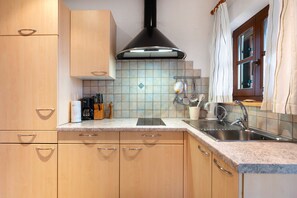 Jääkaappi, liesi, kahvin-/teenkeitin, vedenkeitin