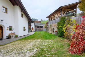 Exterior - Apartment 'Stampferhof Aicha' with Mountain View, Shared Terrace and Wi-Fi (Völs am Schlern)
