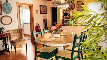 Rumah Deluks, 2 kamar tidur, pemandangan kolam renang | Makan di kamar