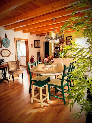 Deluxe House, 2 Bedrooms, Pool View | In-room dining - Quinta Vale Salgueiro (Carragozela)