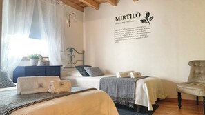 Cottage Deluks, 2 kamar tidur, pemandangan kolam renang | Didekorasi berbeda-beda dan dilengkapi dengan perabotan berbeda-beda