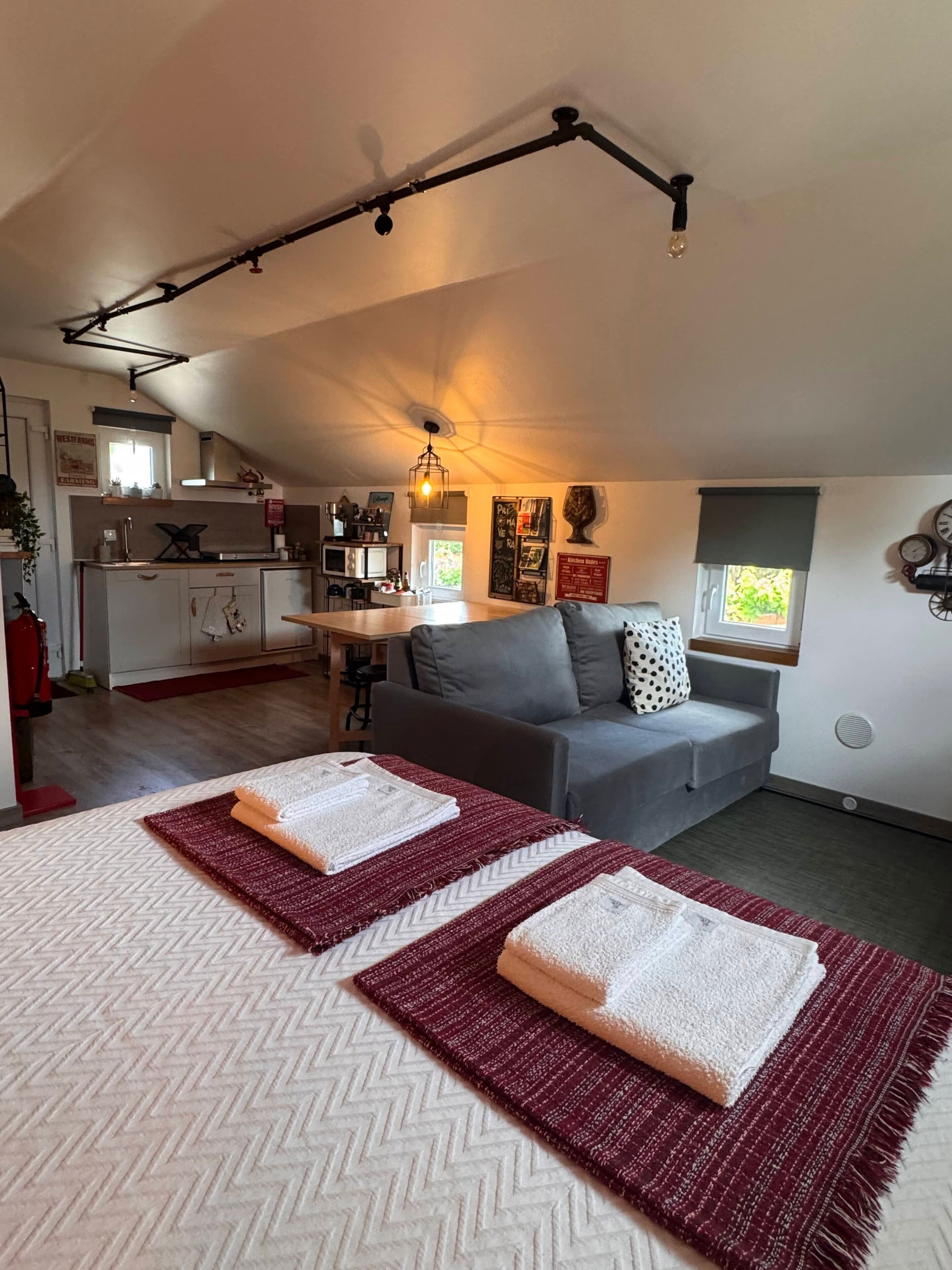 Decoración personalizada, muebles diferentes y cortinas blackout 