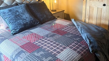 Een bureau, een strijkplank/strijkijzer, gratis wifi, beddengoed