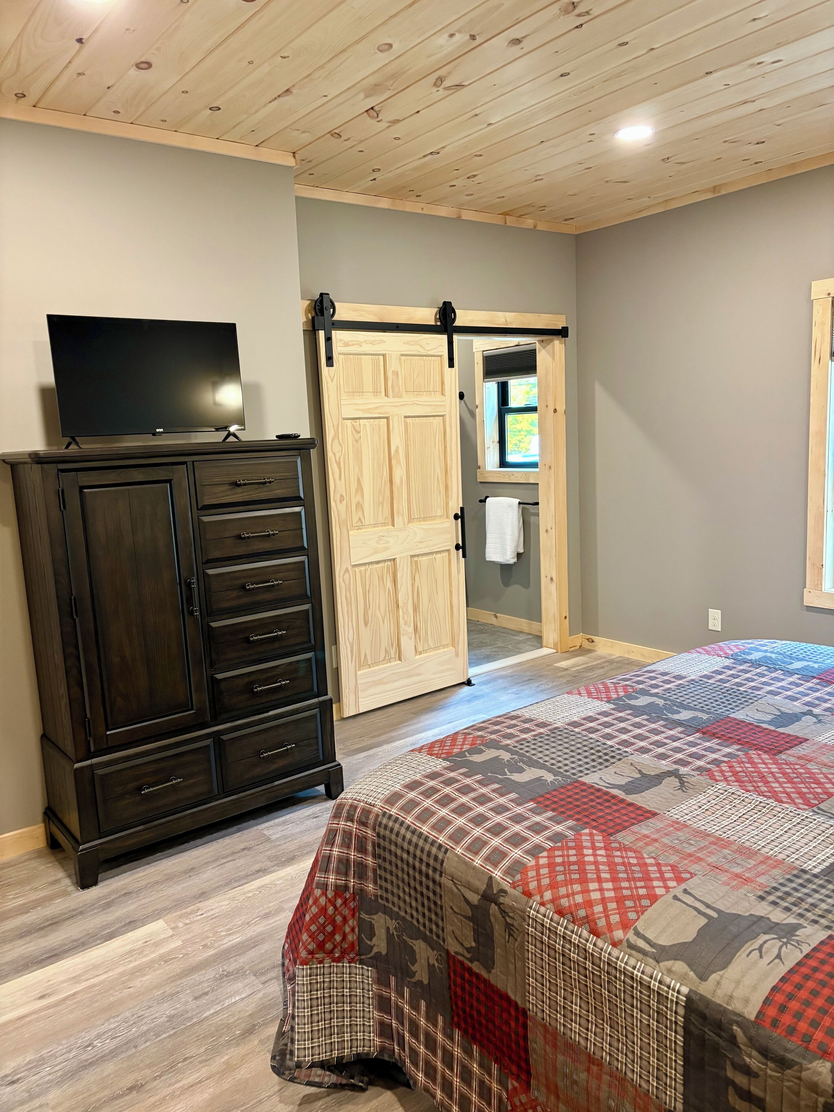 3 bedrooms, desk, iron/ironing board, free WiFi