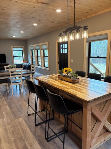 NEW ADK Escape w/hot tub on trails, pet friendly!