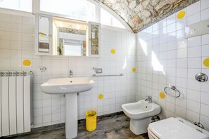 Ducha, secador de pelo, bidet, toallas