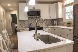 Mikrobølgeovn, ovn, kokeplater og oppvaskmaskin